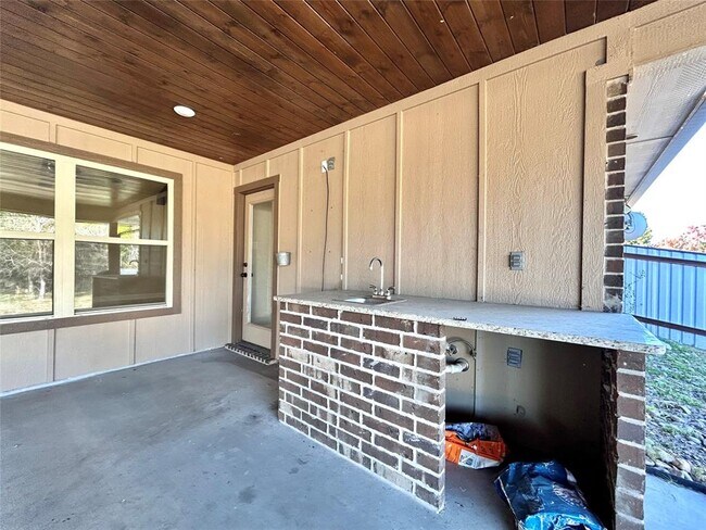 Building Photo - 112 Savage Cir