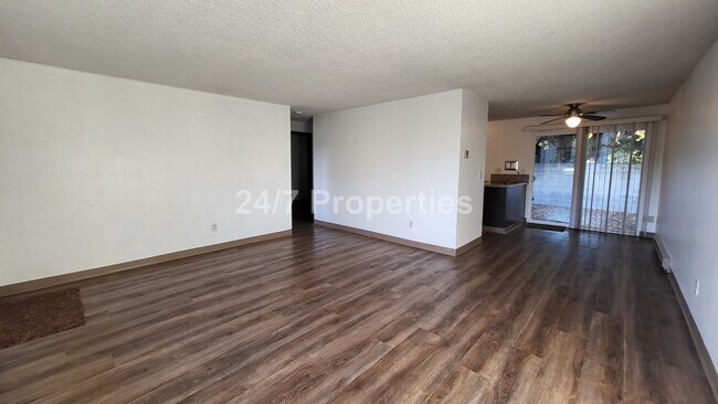 Building Photo - 2025-75MF