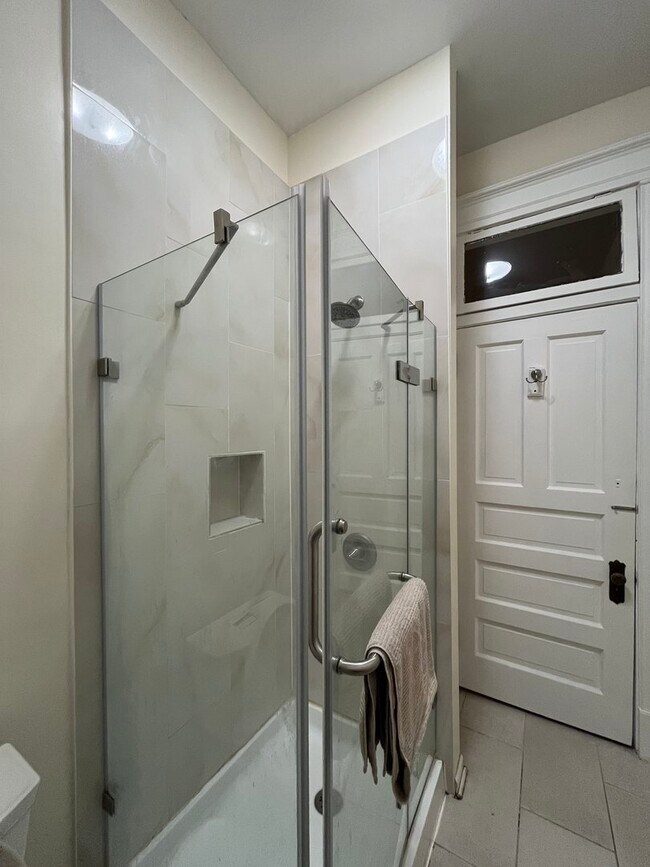 Building Photo - 1359 E 57th St