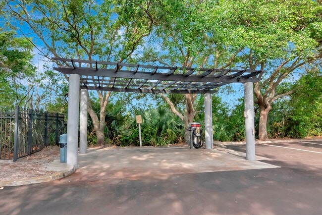Building Photo - Remodeled and Upgraded -2nd Floor - 1 Bed 1 Bath Condo For Lease