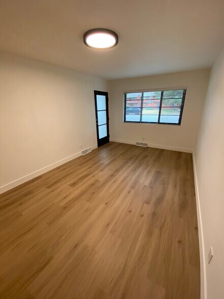 living rm - 1108 Constitution Ave