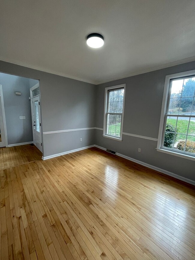 Building Photo - Beautiful custom built 5 bed 4 bath home with finished basement ready for you to move-in!