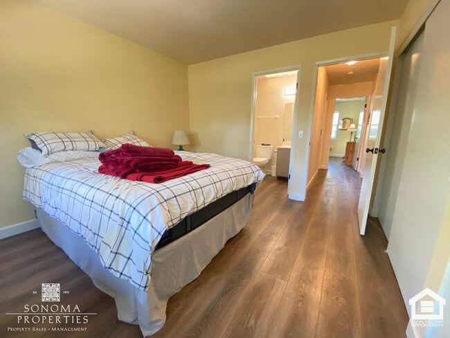 Building Photo - Furnished 2bd/2ba Condo!