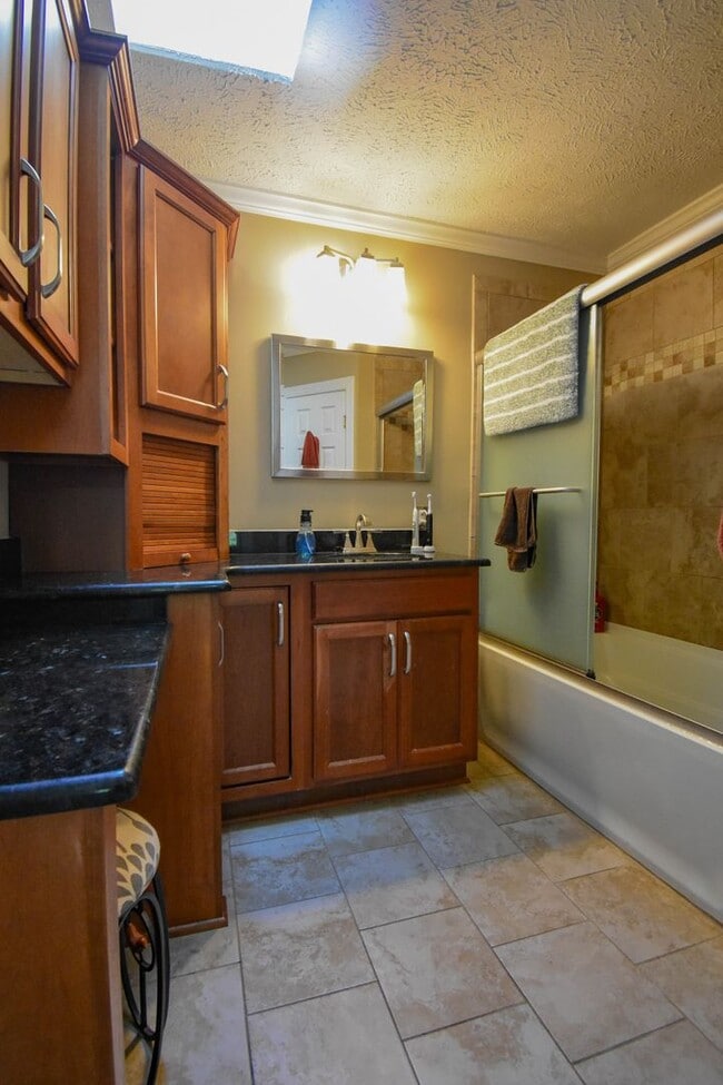 Building Photo - 2 Weeks Free Rent~4 Bedroom 2.5 Bathroom With A Large Deck and 2 Car Garage! Near Methodist Unive...