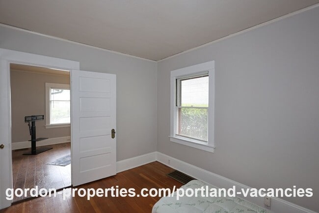 Building Photo - SE 11th Ave - Vintage 1 bedroom bungalow with office/den in Brooklyn neighborhood