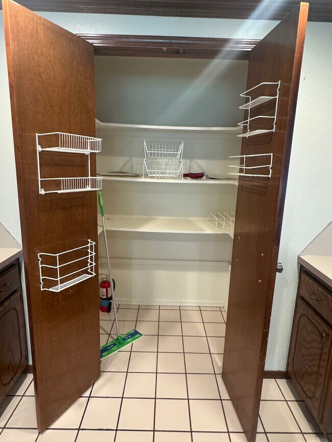 Building Photo - 3 bedroom, 2 bathroom, 2 car garage in Sou...
