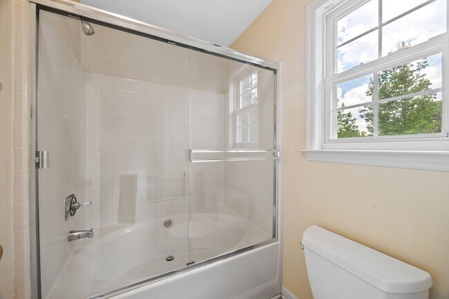 Building Photo - Three Bedroom Home!