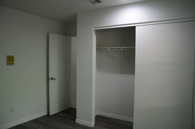 Building Photo - Spacious 4-Bed, 3-Bath Belle Isle Home wit...