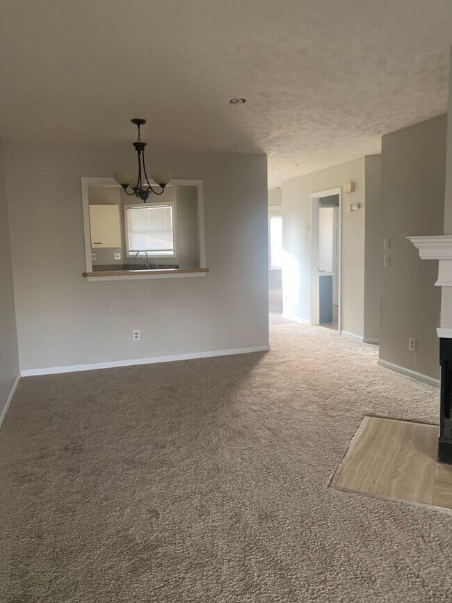 Building Photo - 2 Bedroom 2 Bathroom Condo: Small Dogs Okay