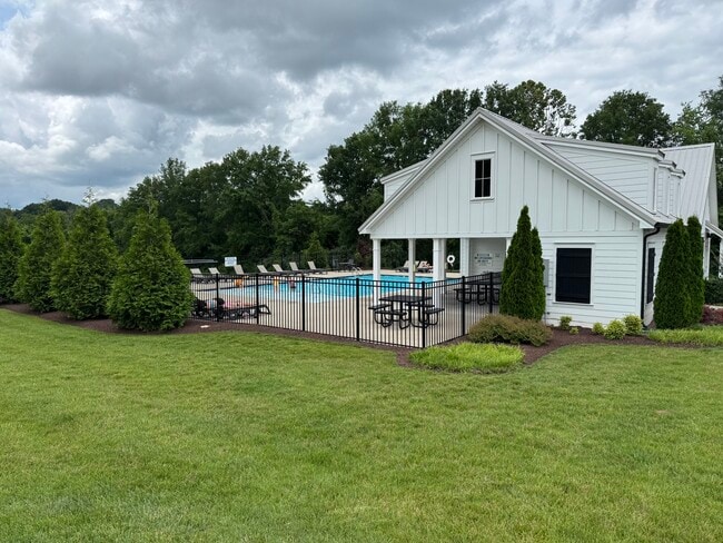 Building Photo - 801 Dallas Dr