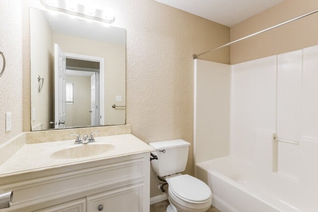 Building Photo - 131 Golfview Ct