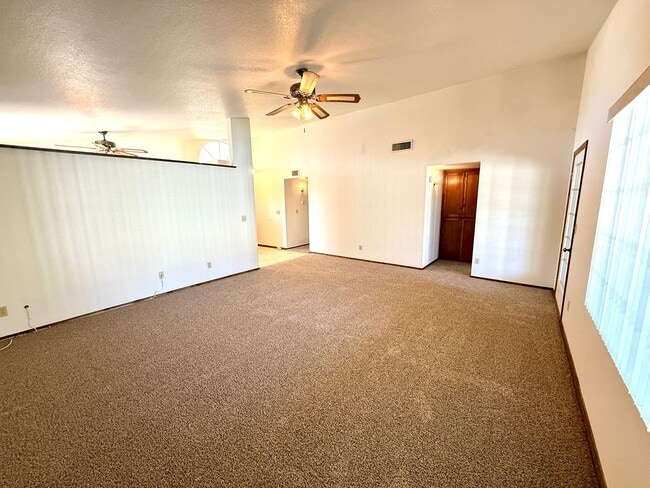 Building Photo - Spacious 3BR Cul-de-Sac Home with Bonus Room, New Carpet & Split Floor Plan!