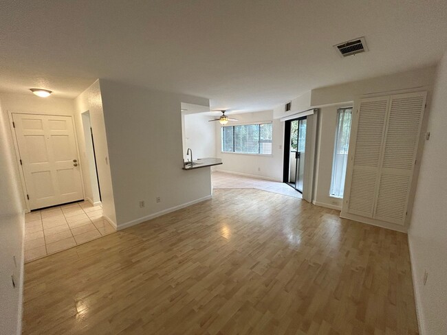 Building Photo - Gorgeous move-in-ready, 2 bedroom/2 bathro...