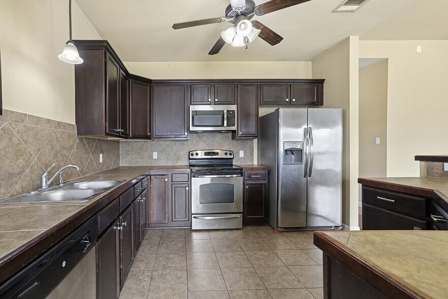 Building Photo - 17049 Jamestowne Dr
