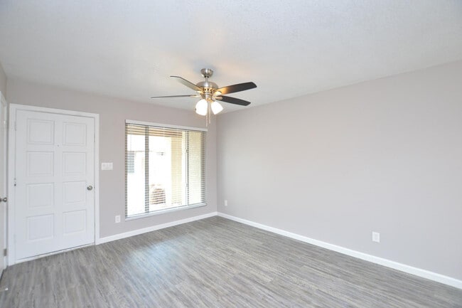 Building Photo - 785 N Arrowhead Dr