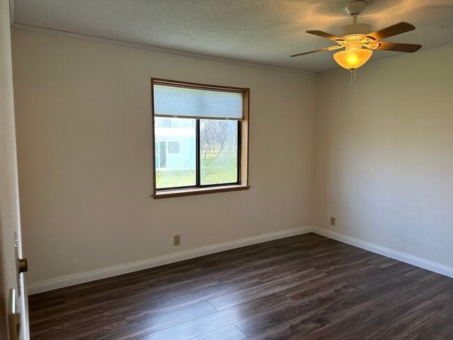 Building Photo - Peaceful Country Living on 2 Fenced Acres