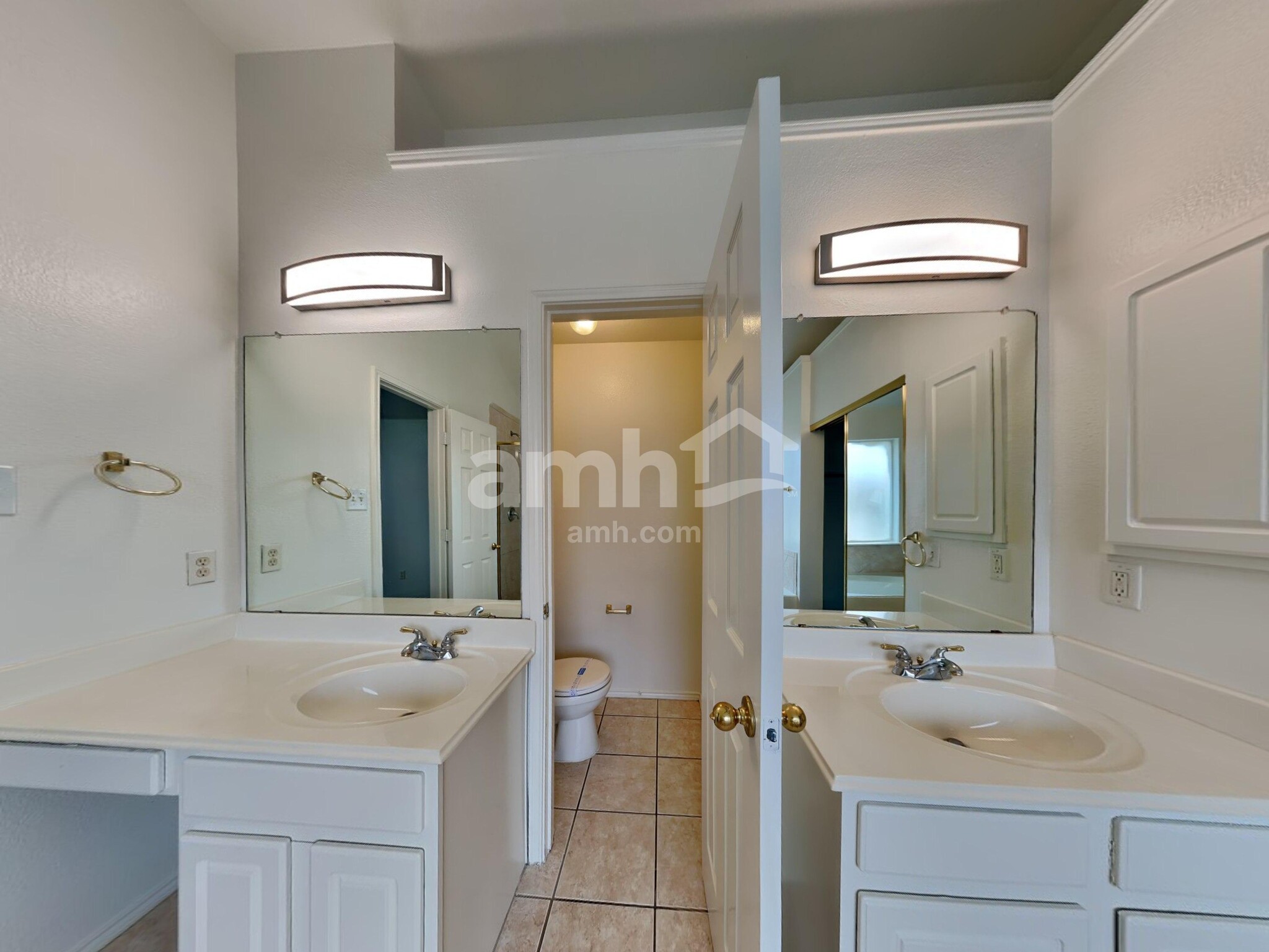 Building Photo - 4724 Ocean Dr
