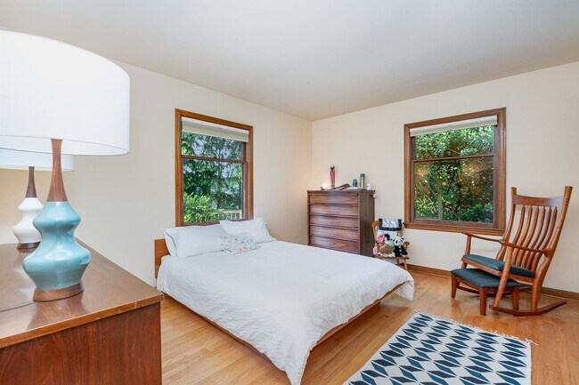 Building Photo - 726 N 137th St