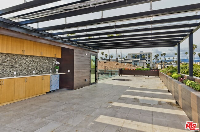 Building Photo - 139 Hollister Ave