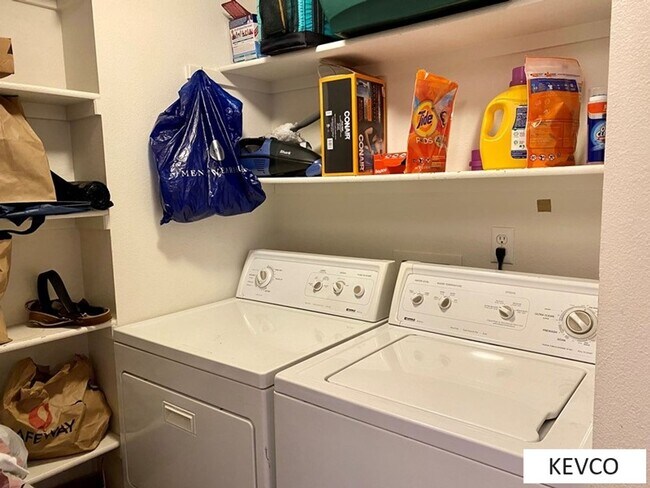 Building Photo - Spacious one bedroom apartment!