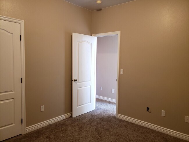 Building Photo - Beautiful 4 bed 2 bath home with 3 car gar...