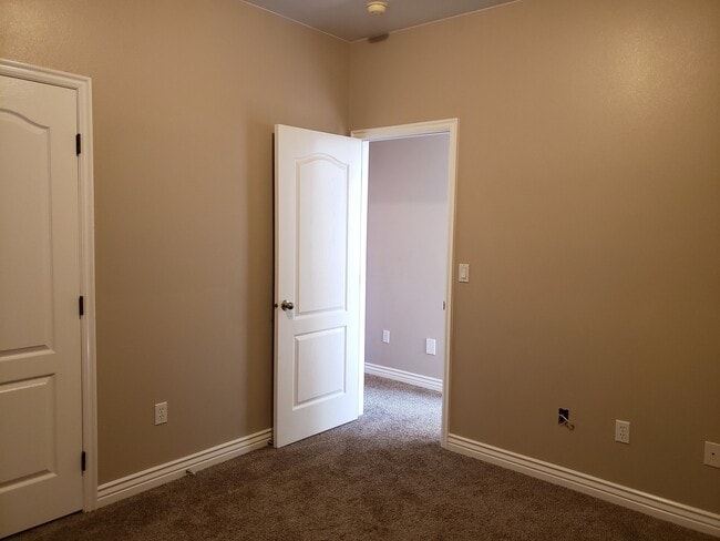 Building Photo - Fenced 4 bed 2 bath home with 3 car garage...