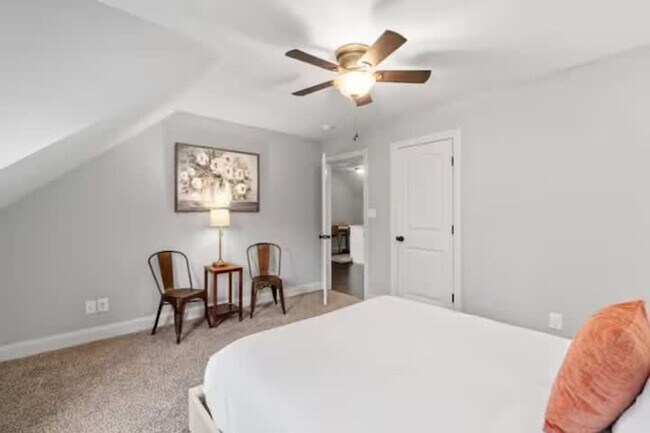 Building Photo - 206 E St