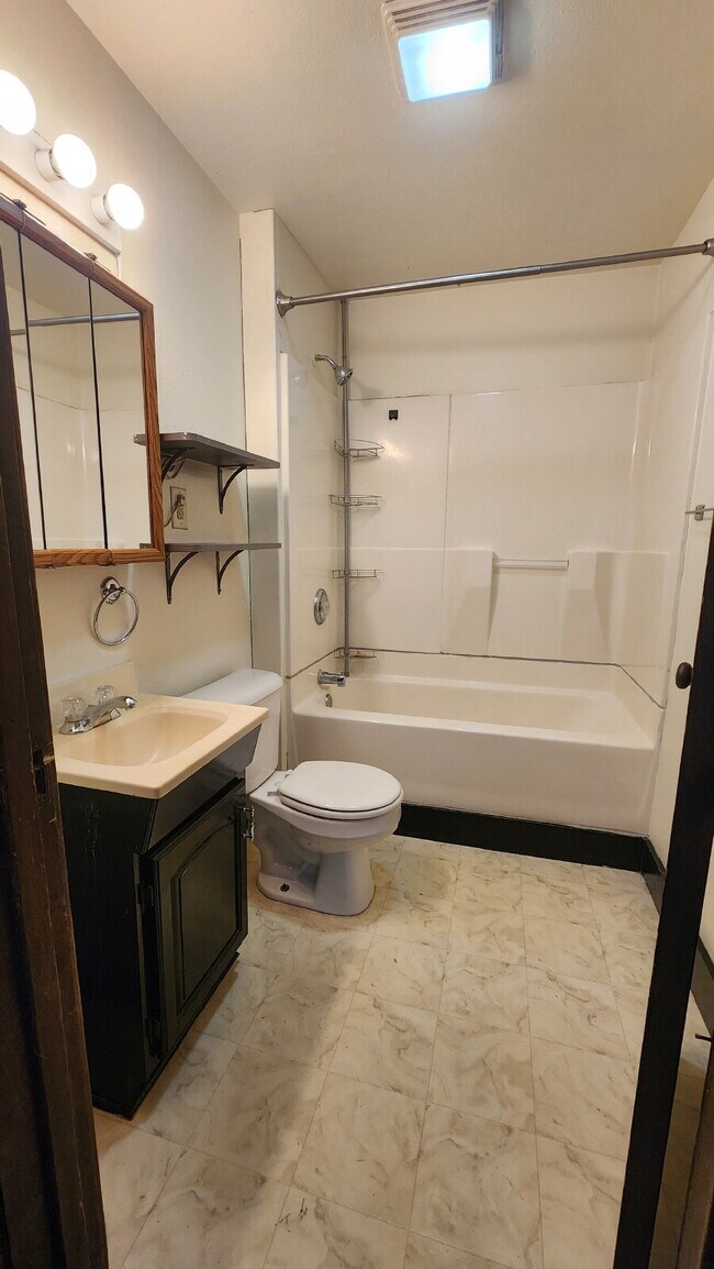 Building Photo - 2 Bedroom, 1 Bathroom Duplex with Private Balcony - Available June 1st