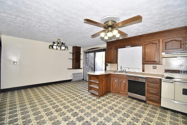 Building Photo - 582 Springfield St