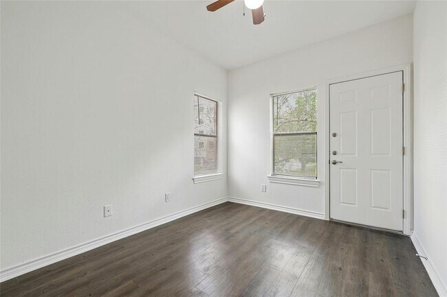 Building Photo - 915-22nd 1/2 W 22 1/2 St