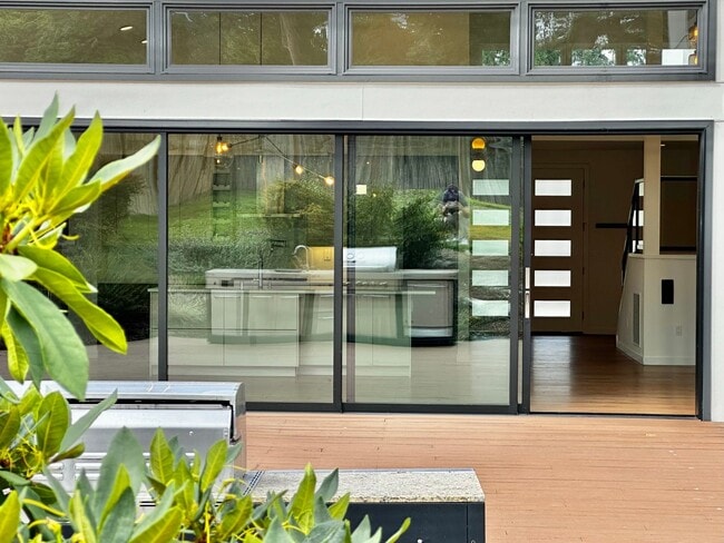 Building Photo - 6 BR / 4 BA – 4,100 SQ FT with Patio, Full Outdoor Grill, and Hot Tub