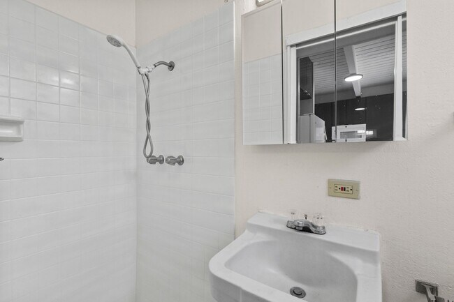 Building Photo - Renovated Tropic Gardens Town House for rent!
