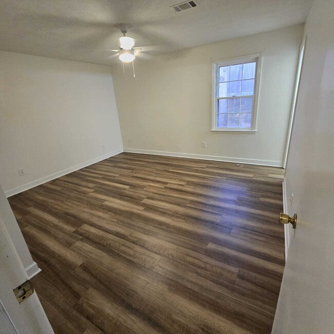 Building Photo - Freshly Renovated 3 Bedroom with 1 and 1/2 Bath Duplex.