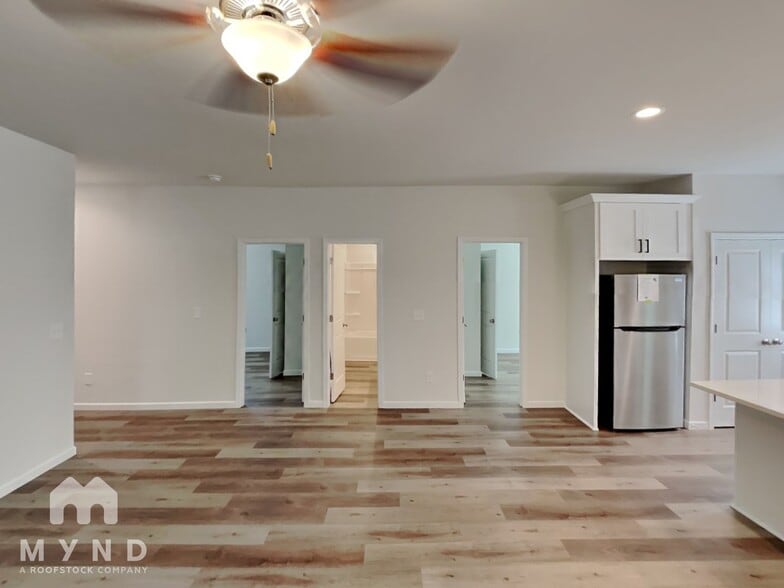 Building Photo - 218 E Boston Ave