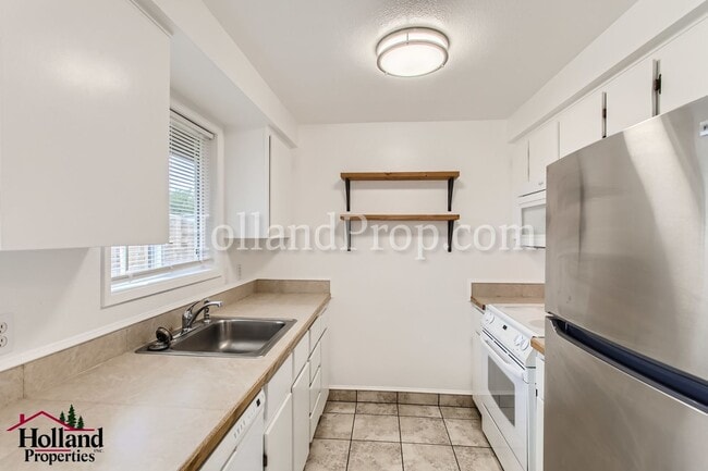 Building Photo - Charming Unit 2 Beds 1 Bath waiting for you!!! NEW PRICE $1,595 and REDUCED SECURITY DEPOSIT!!