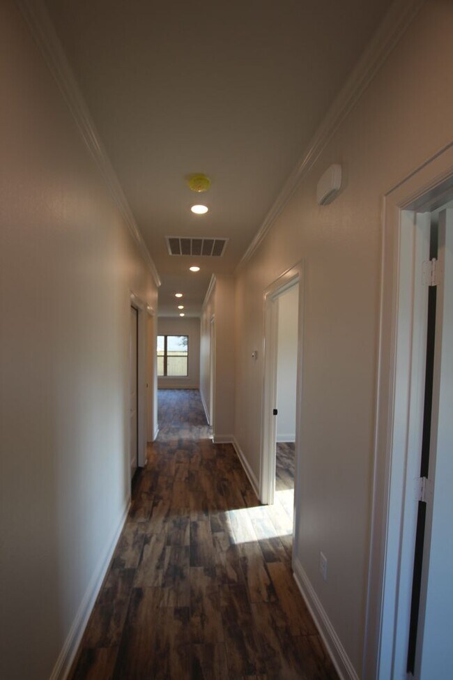 Building Photo - Available Now! 3/2/2 in Whitehouse ISD!!