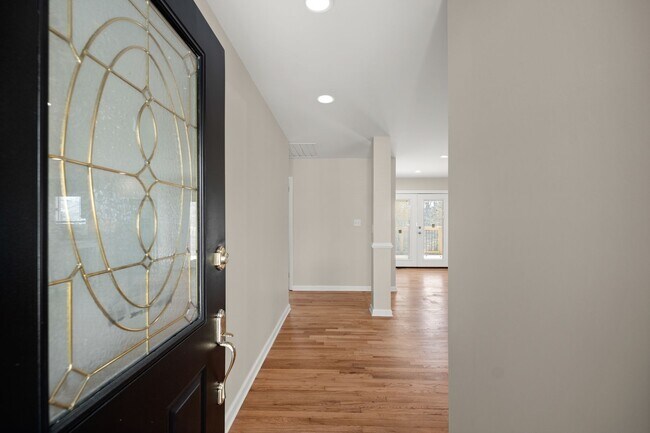 Building Photo - 3 Bedroom Lake Home In Gainesville!