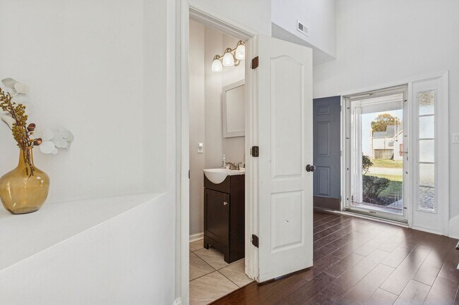 Building Photo - Bright, Clean & Convenient - Perfect 4 Bedroom Home in Chesapeake