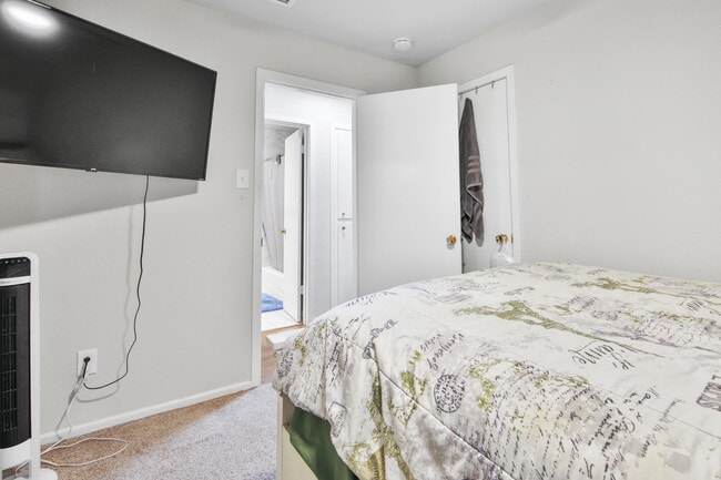 Building Photo - 5625 Amherst St