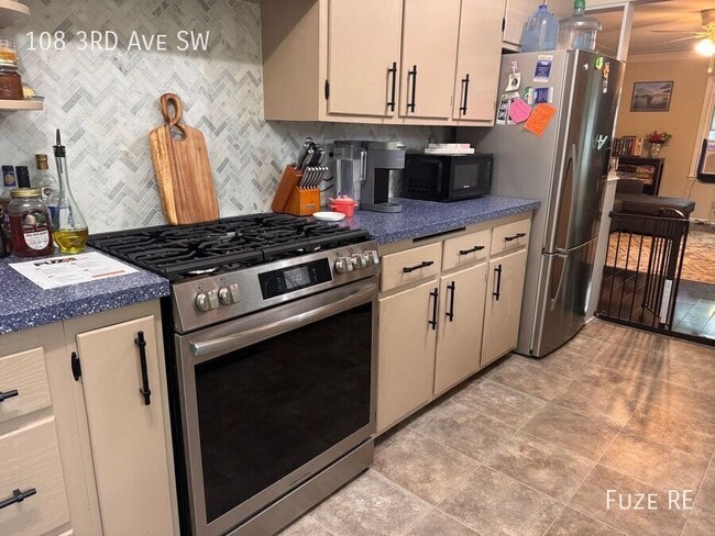 Building Photo - 108 3rd Ave SW