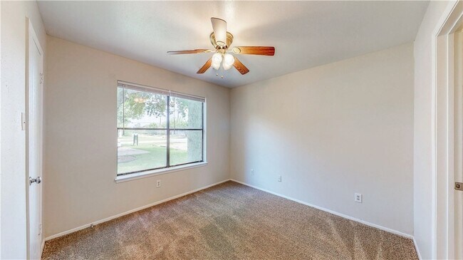 Building Photo - 303 Manuel Dr