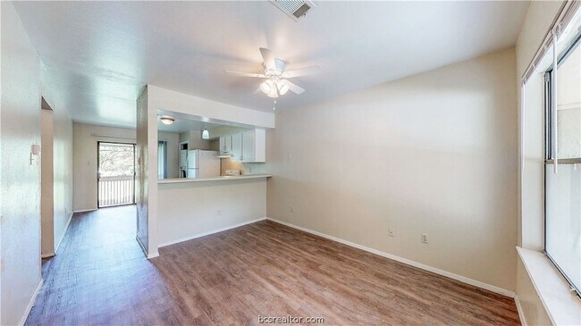 Building Photo - 303 Manuel Dr