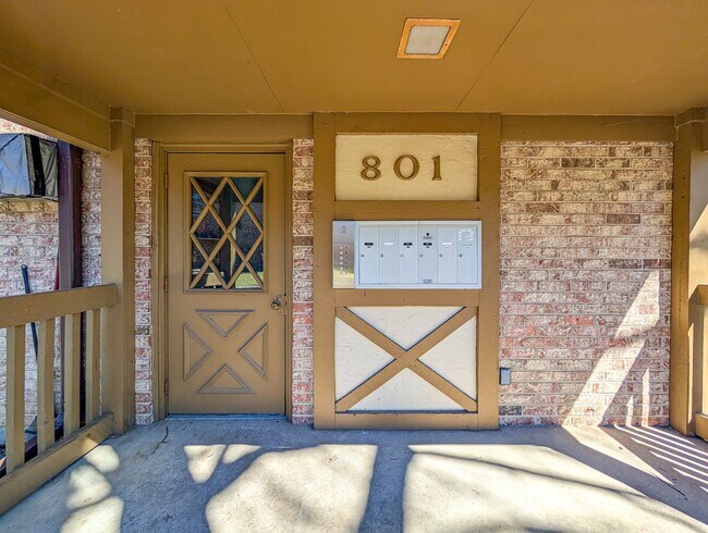 Building Photo - 801 S Dwyer Ave