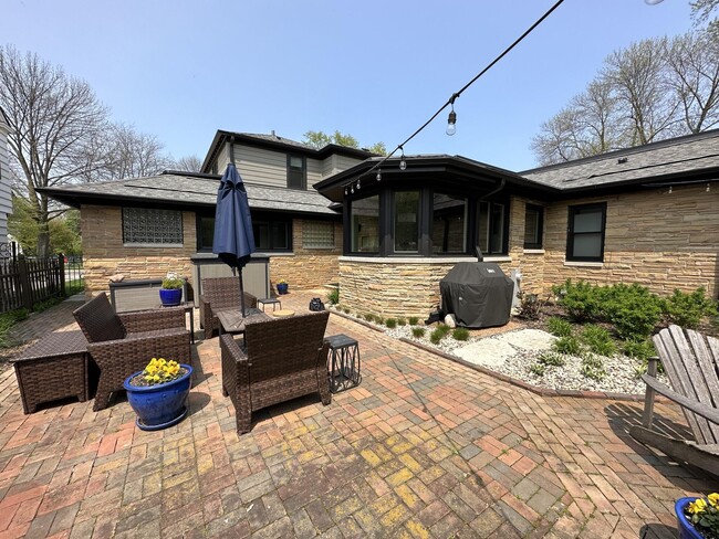 Building Photo - 4515 N Lake Dr