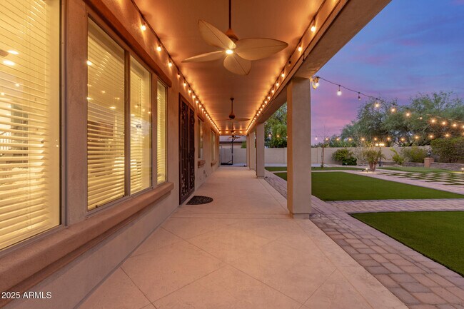 Building Photo - 5811 W Bonanza Ln
