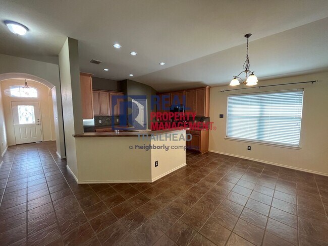 Building Photo - Spacious Single Story Home in a Great Loca...
