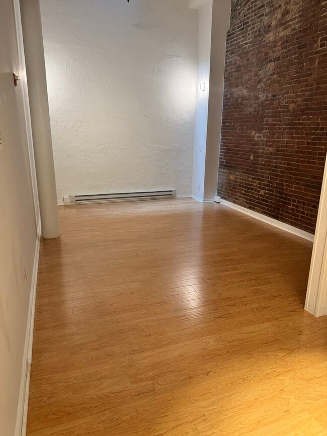 Building Photo - Three bed 2 bath in the North End!!!