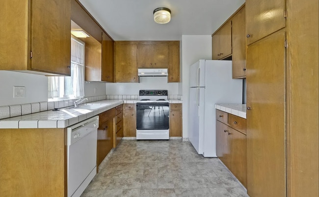 Building Photo - Spacious 3 Bed 2 Bath Condo Located Walkin...