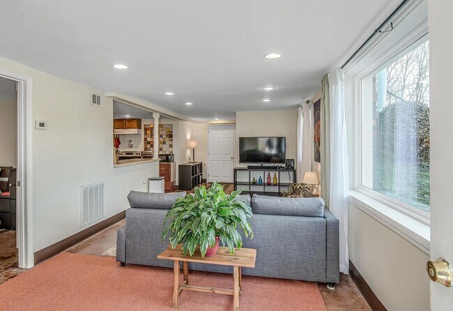 Building Photo - 3245 Kings Ln