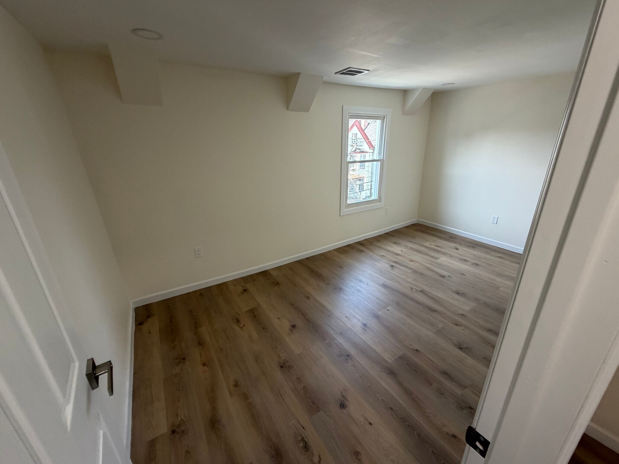 Building Photo - 585 McChesney St